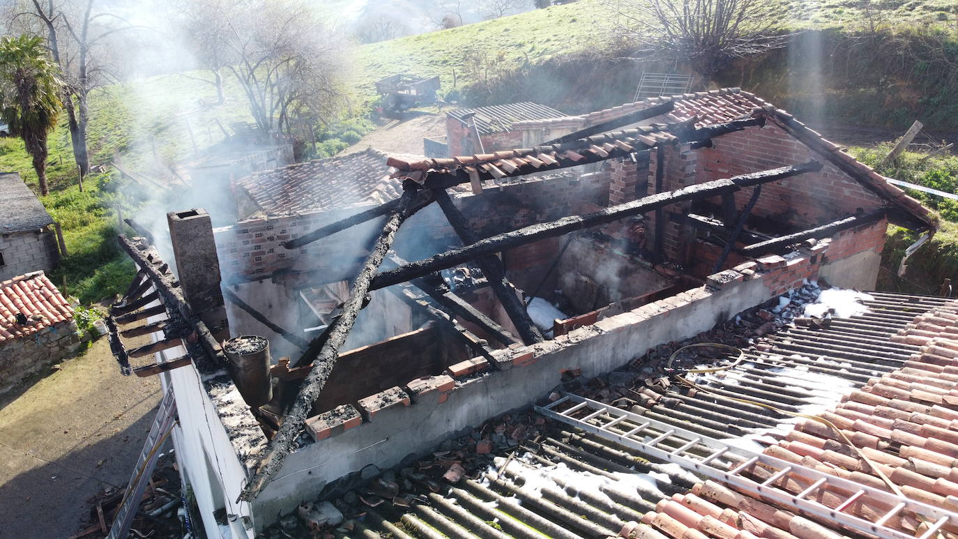 Fotos Un incendio destruye una casa en Cangas de Onís El Comercio